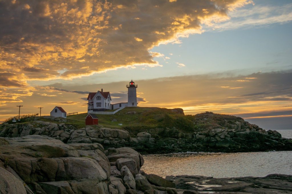 lighthouse, sunrise, goldenlight-4931925.jpg